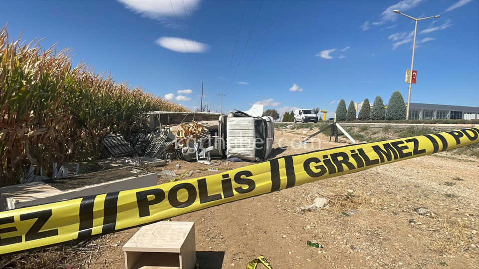 Karamanda Esya Yuklu Kamyonet Sarampole Devrildi 2 Yarali9