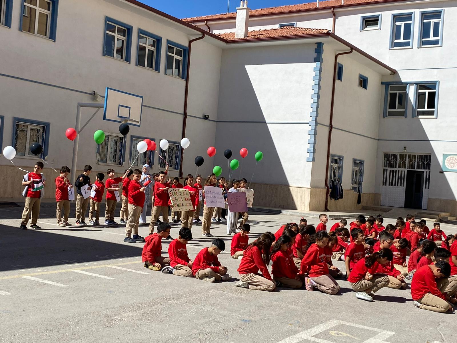 Karamanda Ilkokul Ogrencilerinden Ozgur Gazze Koreografisi1