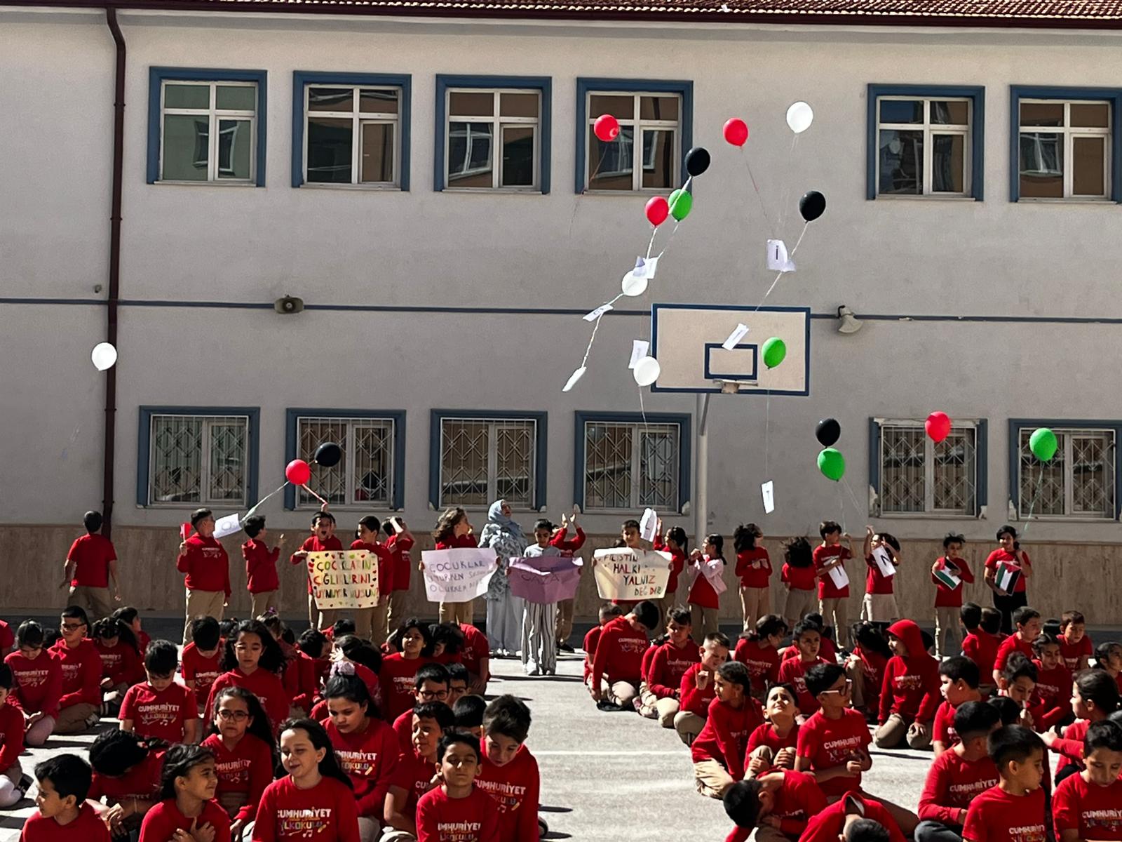 Karamanda Ilkokul Ogrencilerinden Ozgur Gazze Koreografisi3