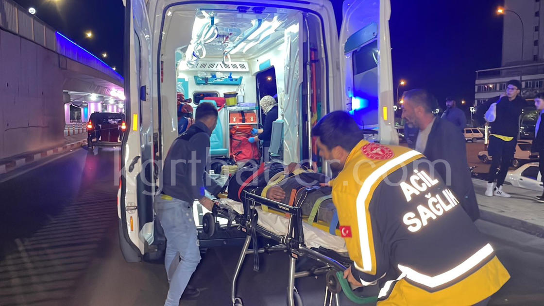 Karamanda Motosiklet Yayaya Carpti 2 Genc Yarali11