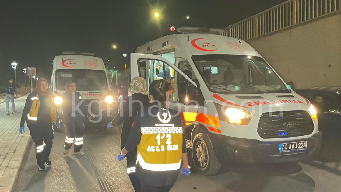 Karamanda Motosiklet Yayaya Carpti 2 Genc Yarali13