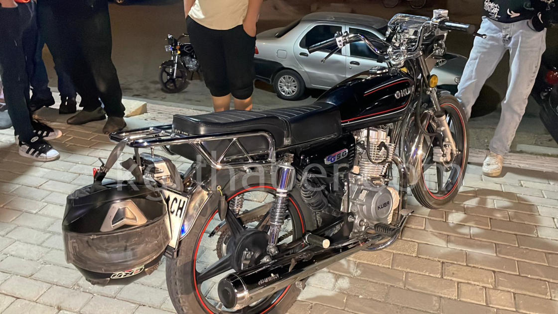 Karamanda Motosiklet Yayaya Carpti 2 Genc Yarali3