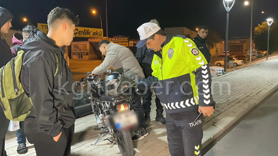 Karamanda Motosiklet Yayaya Carpti 2 Genc Yarali4