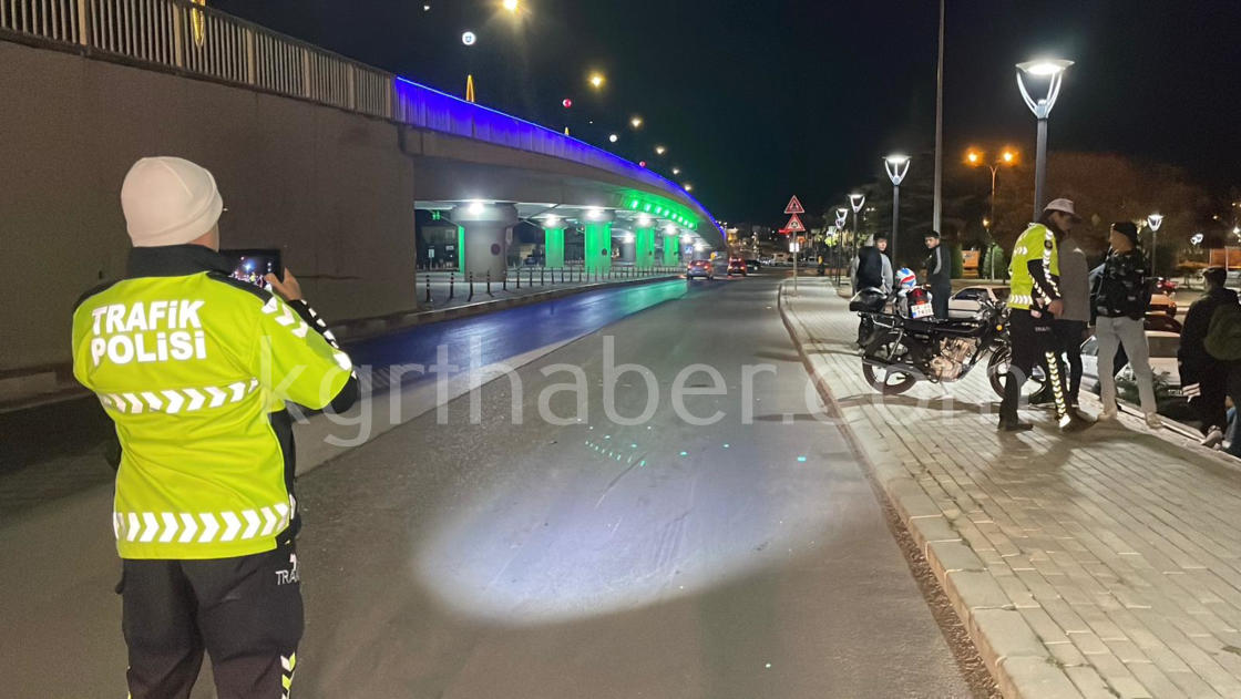 Karamanda Motosiklet Yayaya Carpti 2 Genc Yarali7