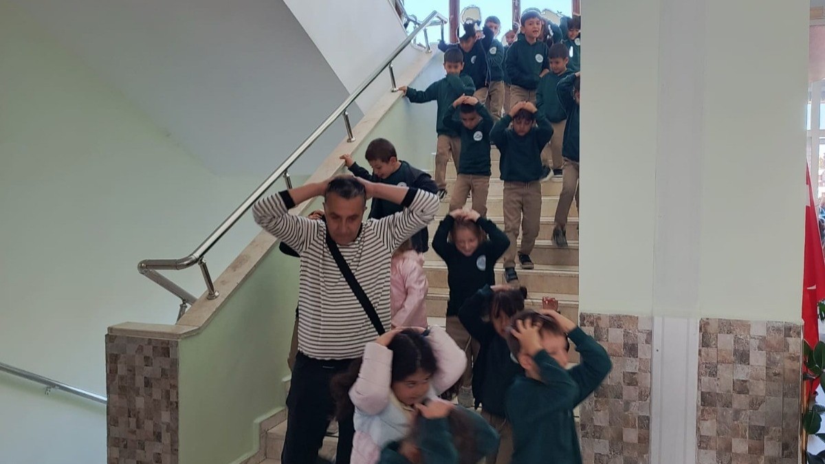 Karamanda Okullarda Es Zamanli Tatbikat Yapildi (1)-1