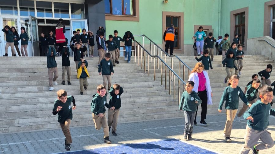 Karamanda Okullarda Es Zamanli Tatbikat Yapildi (1)