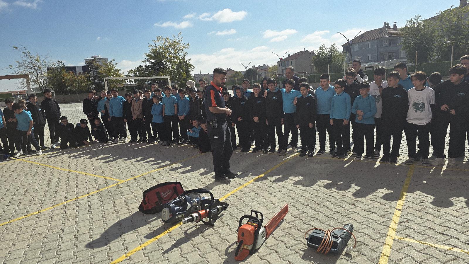 Karamanda Okullarda Es Zamanli Tatbikat Yapildi (2)