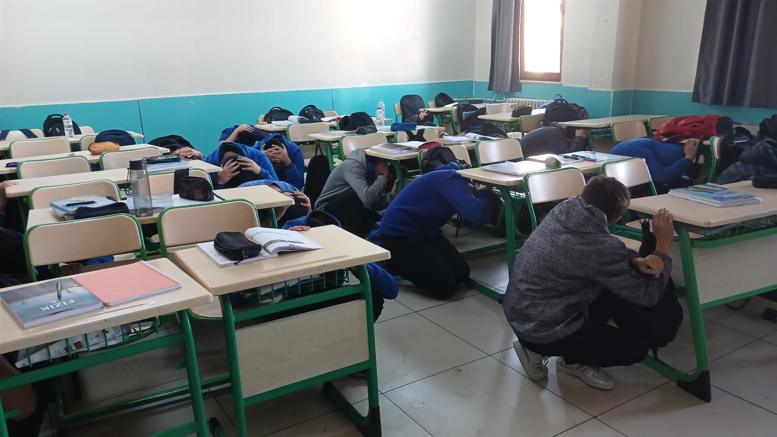 Karamanda Okullarda Es Zamanli Tatbikat Yapildi (3)