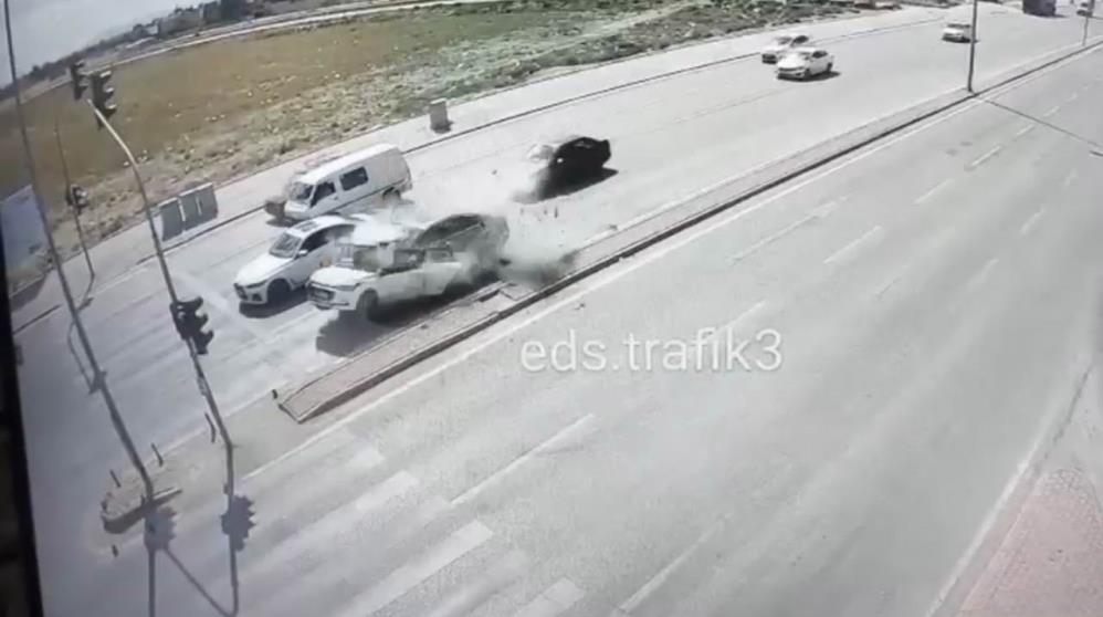 Kirmizi Isiktaki Araca Son Surat Carpti 1 Olu 1 Yarali1 Ü