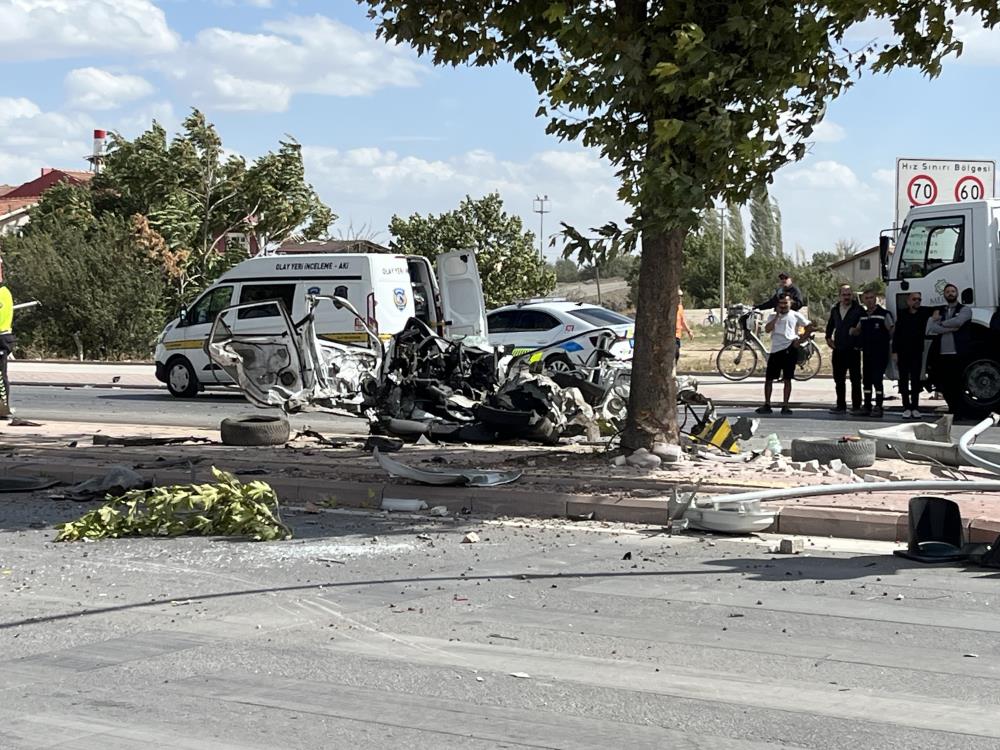 Kirmizi Isiktaki Araca Son Surat Carpti 1 Olu 1 Yarali2