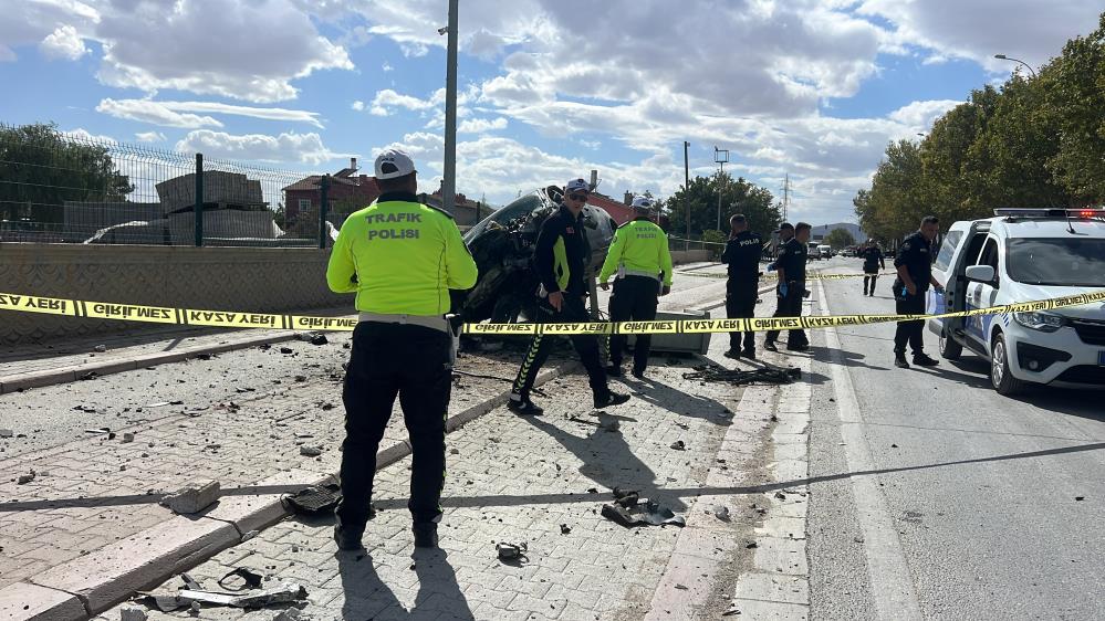 Kirmizi Isiktaki Araca Son Surat Carpti 1 Olu 1 Yarali4