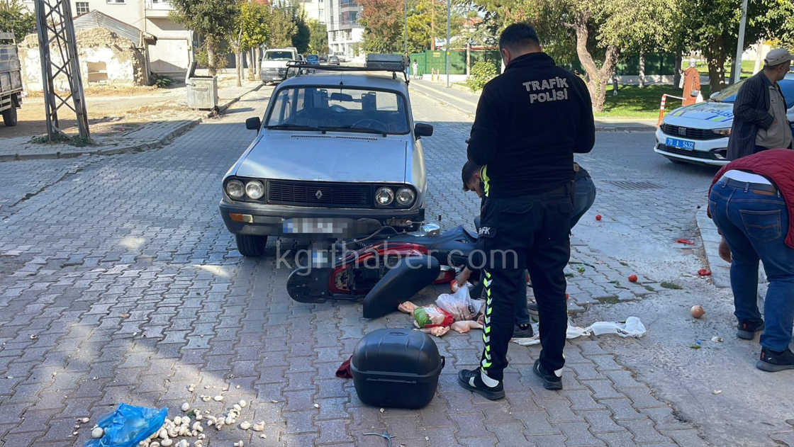 Motosikletlinin Yaralandigi Kazada Alisveris Posetindekiler Yola Sacildi0