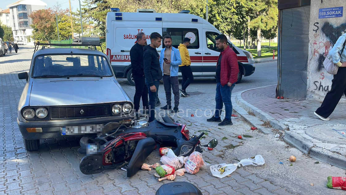 Motosikletlinin Yaralandigi Kazada Alisveris Posetindekiler Yola Sacildi2