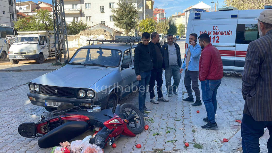 Motosikletlinin Yaralandigi Kazada Alisveris Posetindekiler Yola Sacildi3