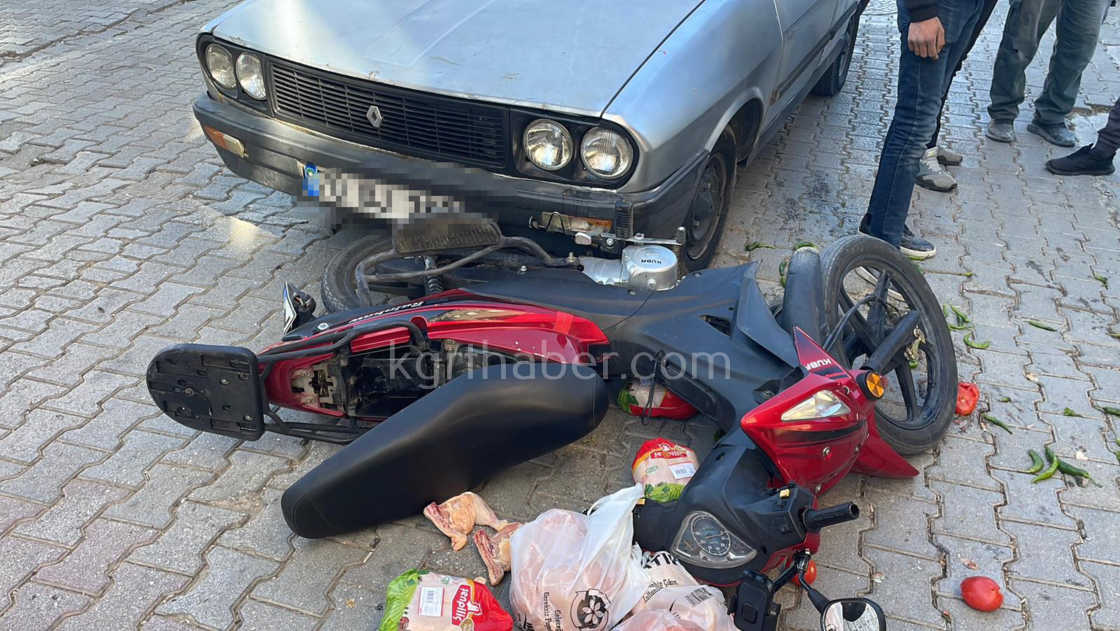 Motosikletlinin Yaralandigi Kazada Alisveris Posetindekiler Yola Sacildi4