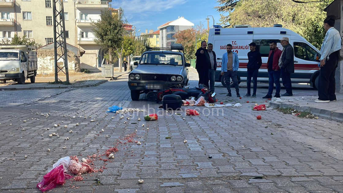 Motosikletlinin Yaralandigi Kazada Alisveris Posetindekiler Yola Sacildi5