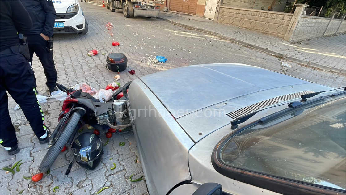 Motosikletlinin Yaralandigi Kazada Alisveris Posetindekiler Yola Sacildi8