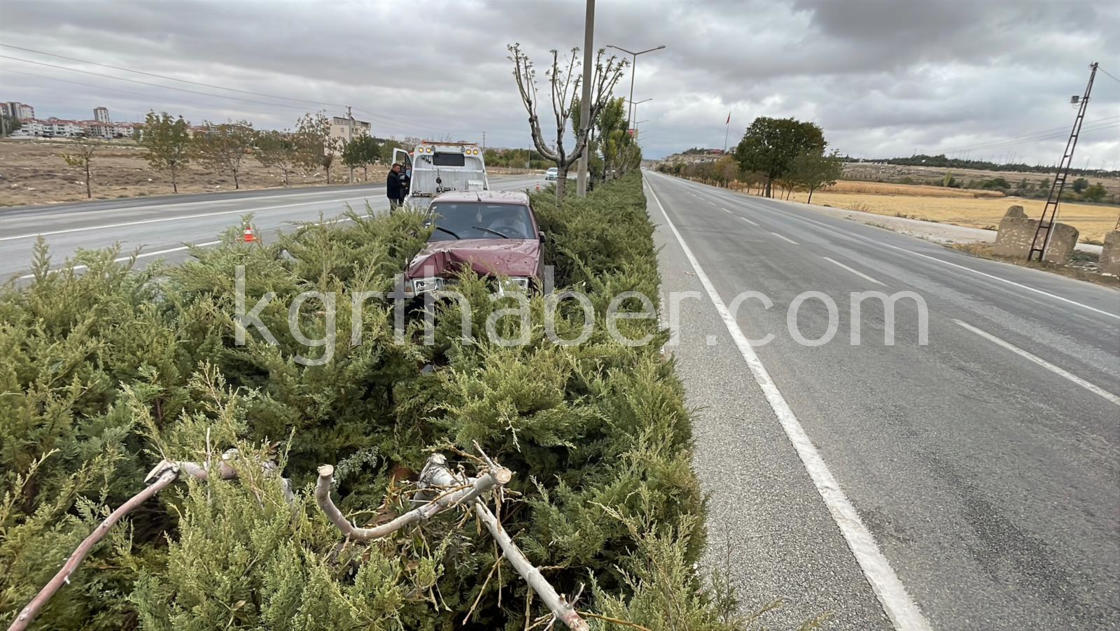 Otomobil Agaci Devirdi Baba Ve 3 Yasindaki Kizi Yarali1