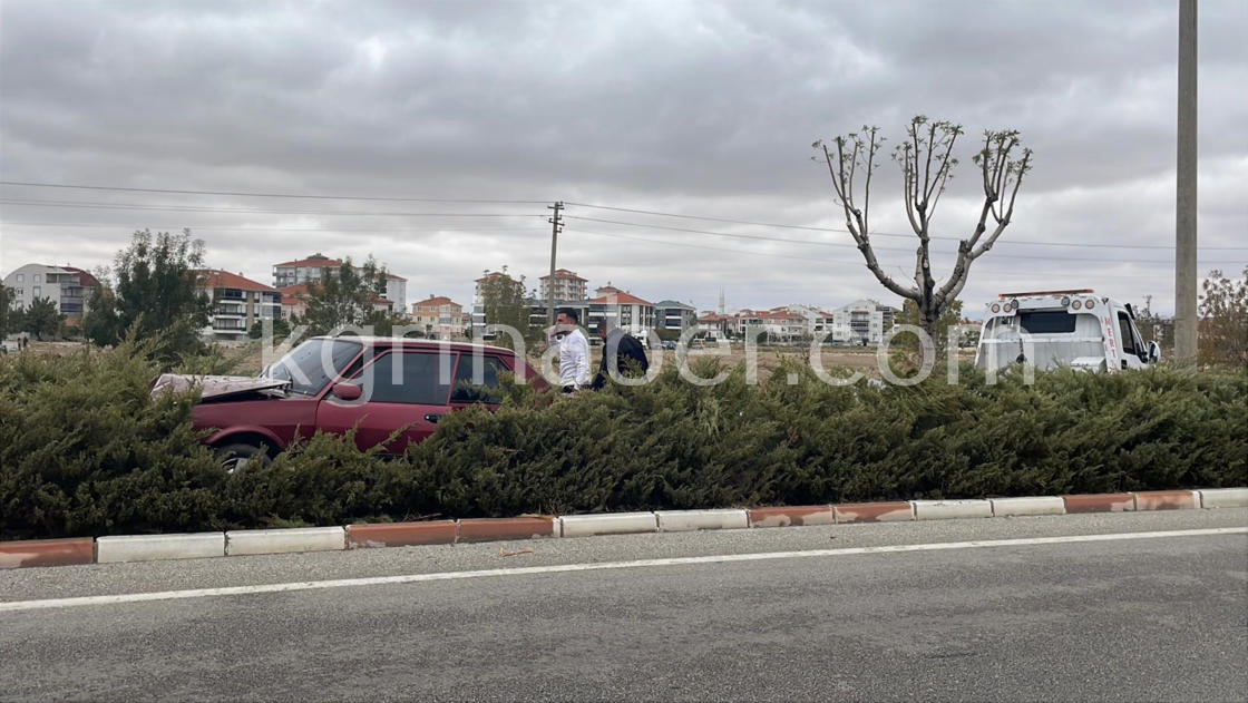 Otomobil Agaci Devirdi Baba Ve 3 Yasindaki Kizi Yarali11