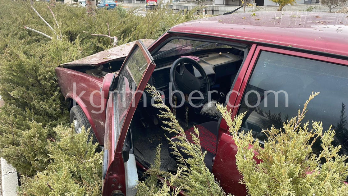 Otomobil Agaci Devirdi Baba Ve 3 Yasindaki Kizi Yarali12