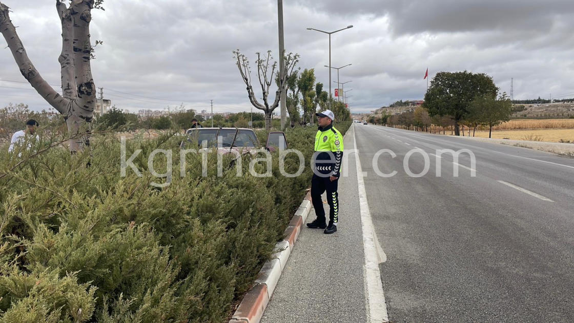 Otomobil Agaci Devirdi Baba Ve 3 Yasindaki Kizi Yarali14