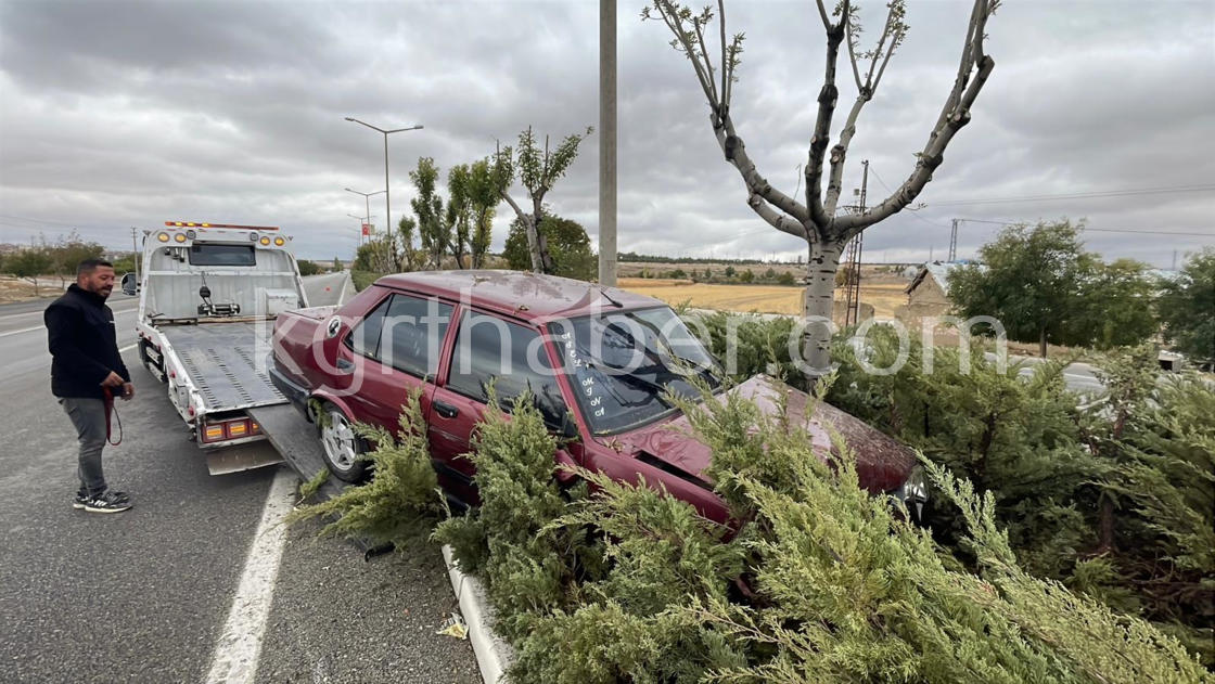 Otomobil Agaci Devirdi Baba Ve 3 Yasindaki Kizi Yarali2