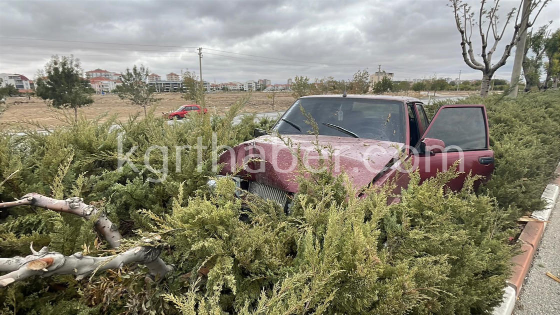 Otomobil Agaci Devirdi Baba Ve 3 Yasindaki Kizi Yarali7