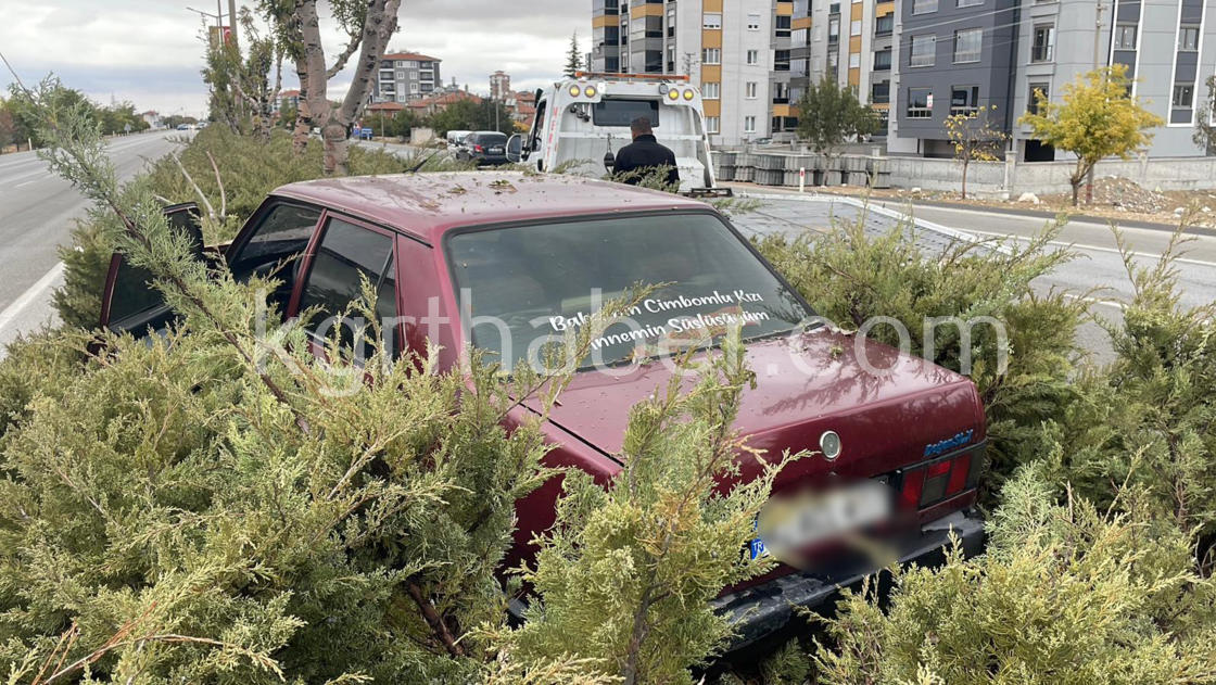 Otomobil Agaci Devirdi Baba Ve 3 Yasindaki Kizi Yarali8