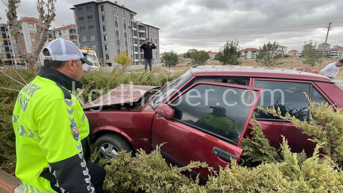 Otomobil Agaci Devirdi Baba Ve 3 Yasindaki Kizi Yarali9