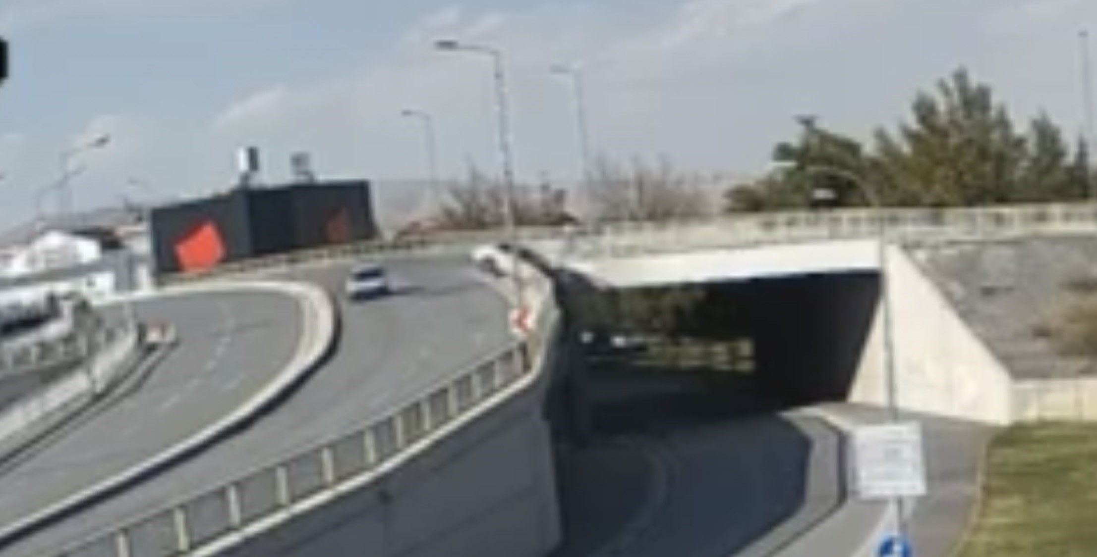 Otomobil Ust Gecitten Dustu 2 Yarali (4)