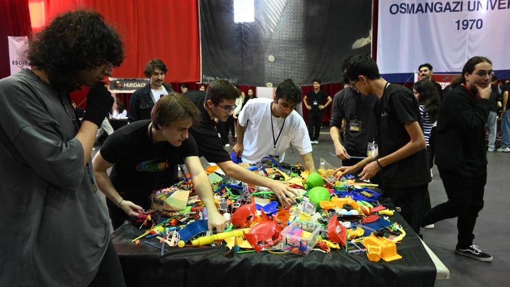 Turkiyenin En Cirkin Robotlarini Yapmak Icin Yaristilar1