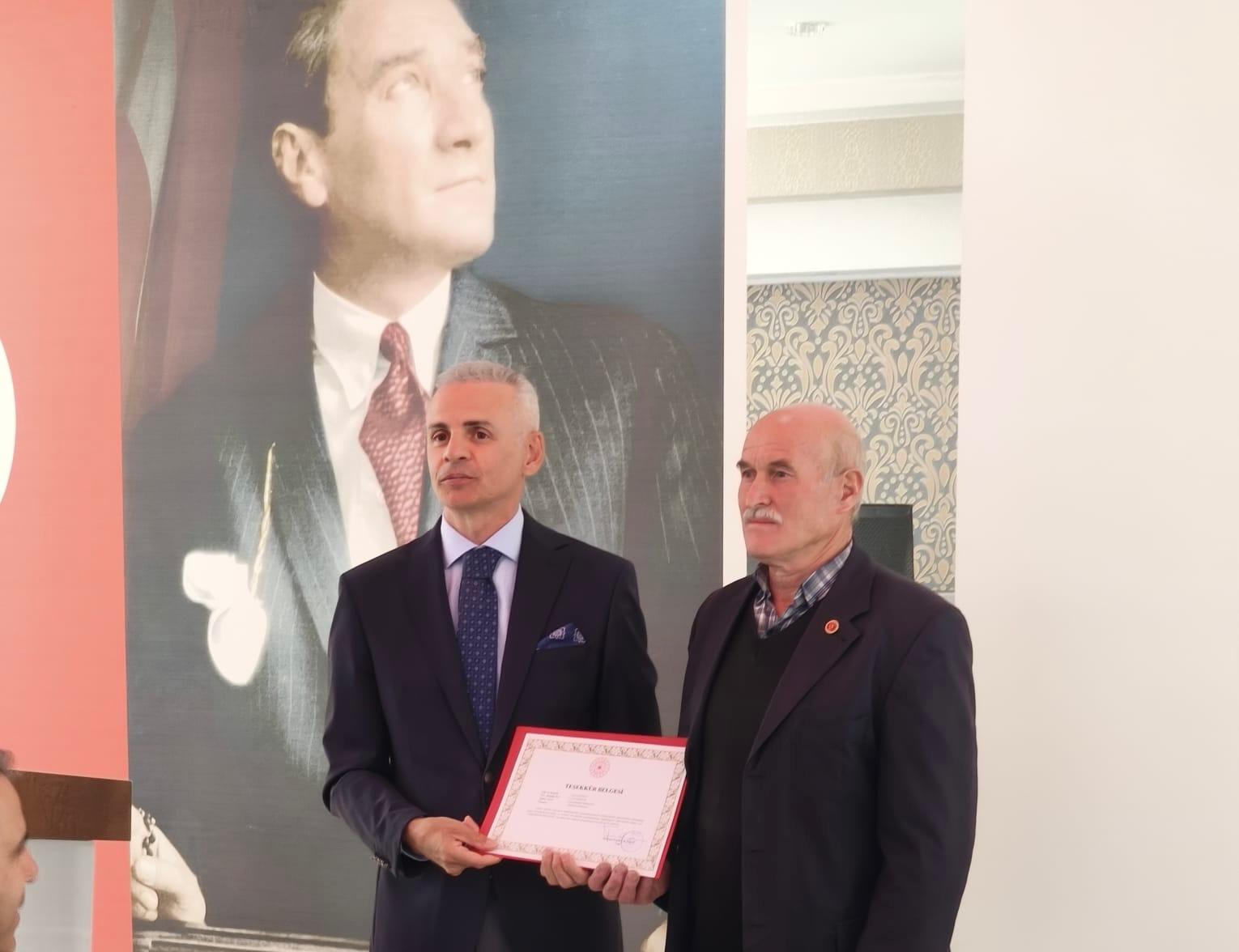 Vali Cicekliden Yilin Muhtarina Tesekkur (7)