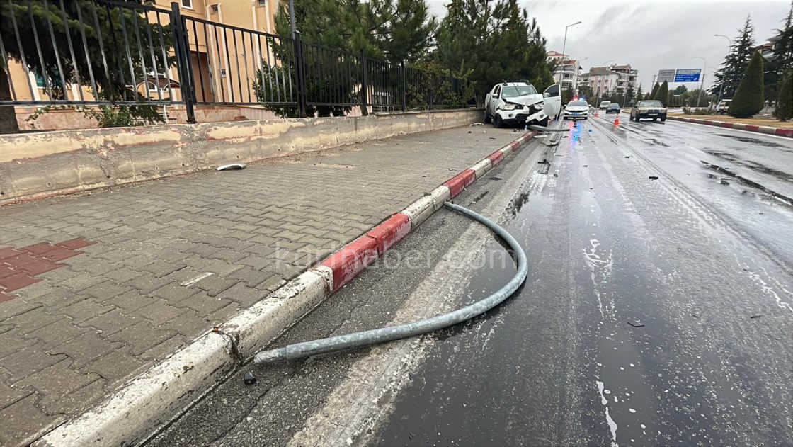 Yagmurlu Havada Kontrolden Cikan Pikap Aydinlatma Diregini Devirdi0