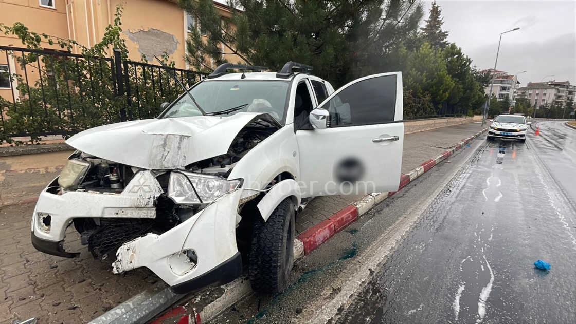 Yagmurlu Havada Kontrolden Cikan Pikap Aydinlatma Diregini Devirdi1