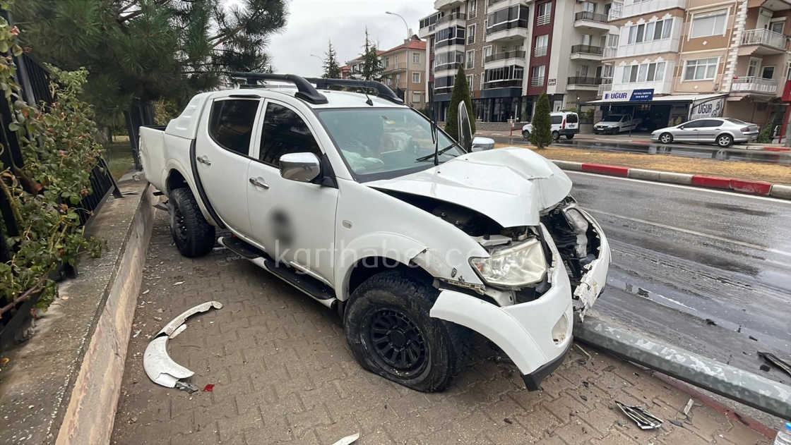 Yagmurlu Havada Kontrolden Cikan Pikap Aydinlatma Diregini Devirdi10