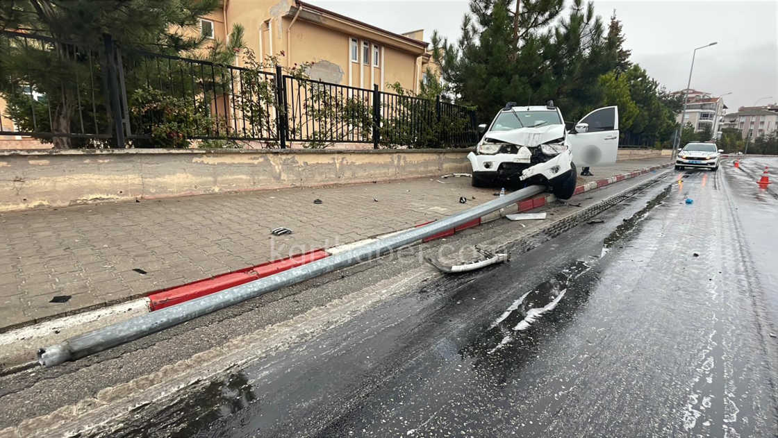 Yagmurlu Havada Kontrolden Cikan Pikap Aydinlatma Diregini Devirdi11