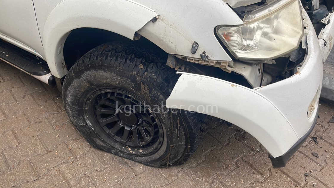 Yagmurlu Havada Kontrolden Cikan Pikap Aydinlatma Diregini Devirdi13