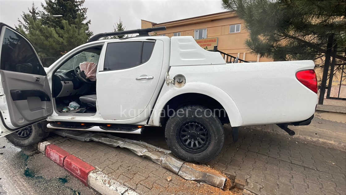 Yagmurlu Havada Kontrolden Cikan Pikap Aydinlatma Diregini Devirdi14