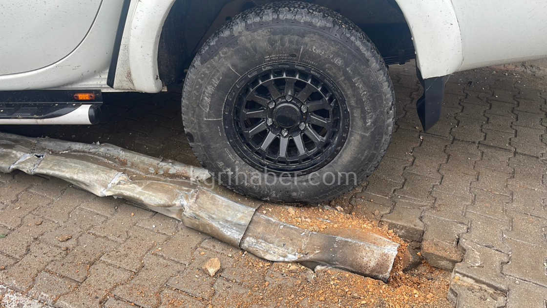 Yagmurlu Havada Kontrolden Cikan Pikap Aydinlatma Diregini Devirdi15