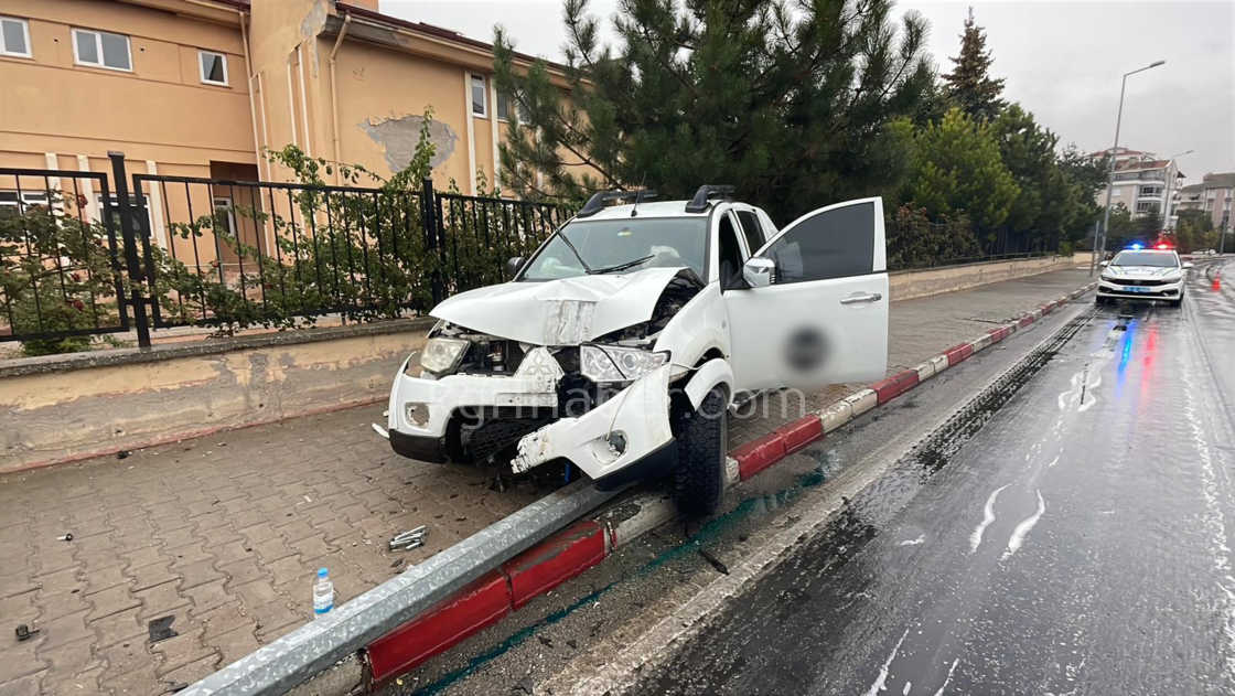 Yagmurlu Havada Kontrolden Cikan Pikap Aydinlatma Diregini Devirdi2