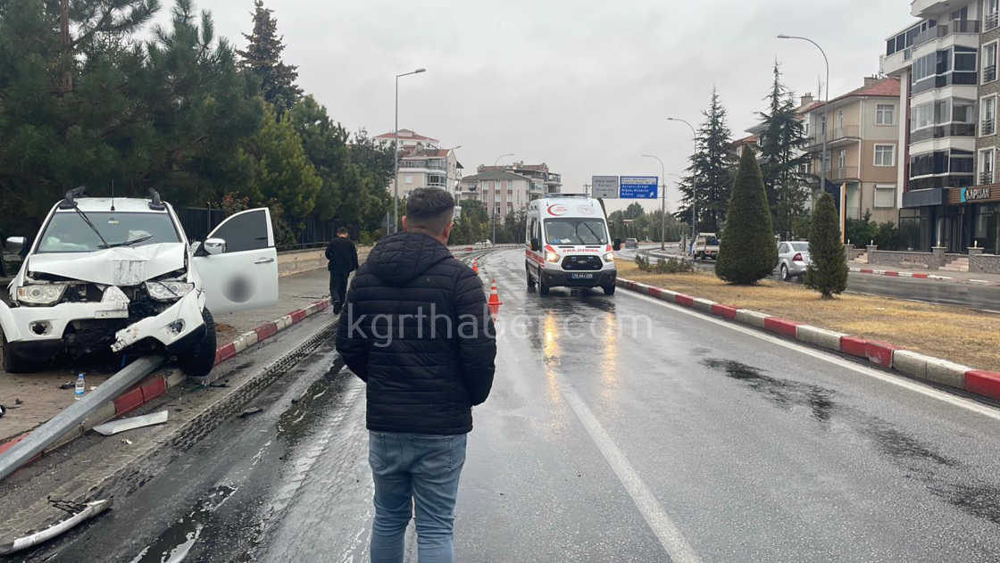 Yagmurlu Havada Kontrolden Cikan Pikap Aydinlatma Diregini Devirdi3