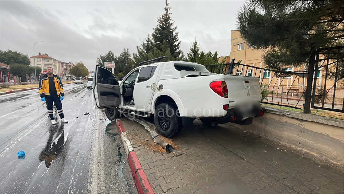 Yagmurlu Havada Kontrolden Cikan Pikap Aydinlatma Diregini Devirdi6