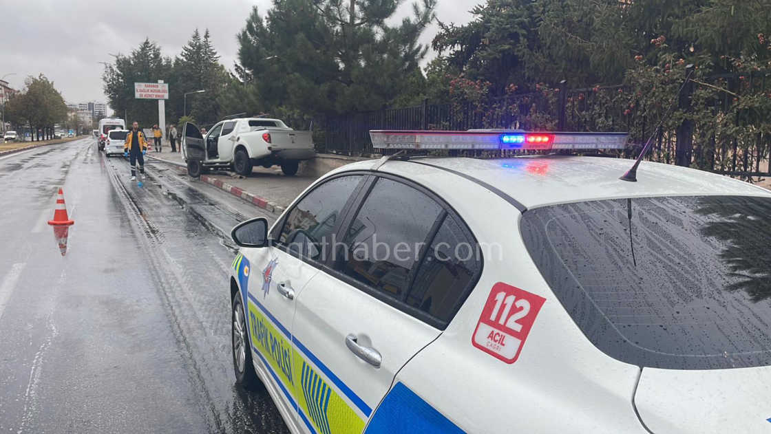 Yagmurlu Havada Kontrolden Cikan Pikap Aydinlatma Diregini Devirdi7