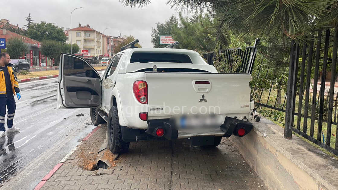 Yagmurlu Havada Kontrolden Cikan Pikap Aydinlatma Diregini Devirdi8