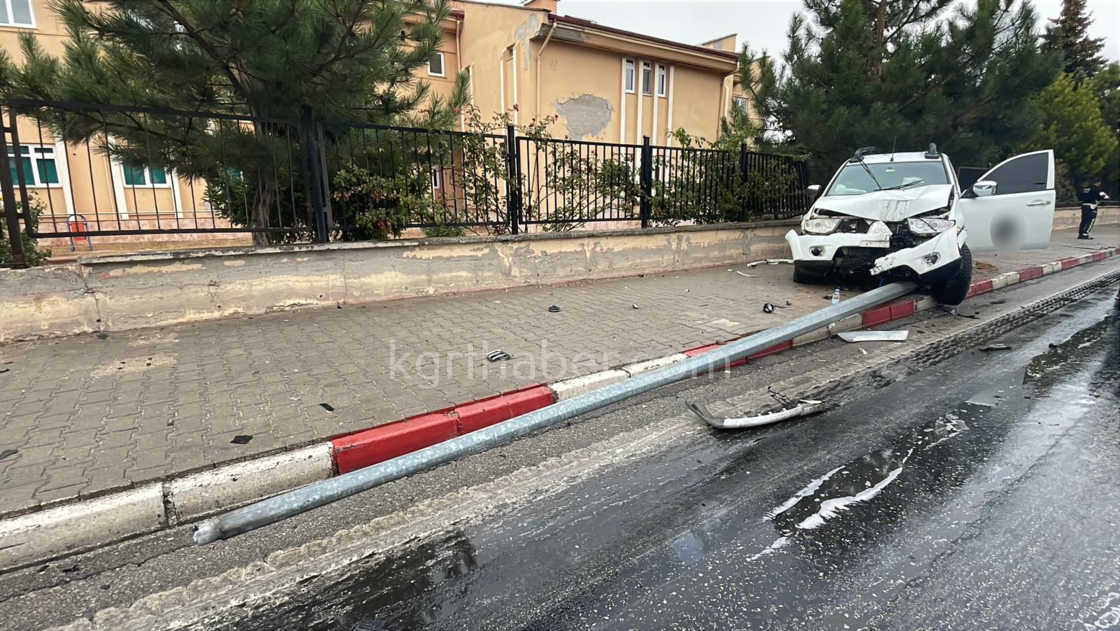 Yagmurlu Havada Kontrolden Cikan Pikap Aydinlatma Diregini Devirdi9