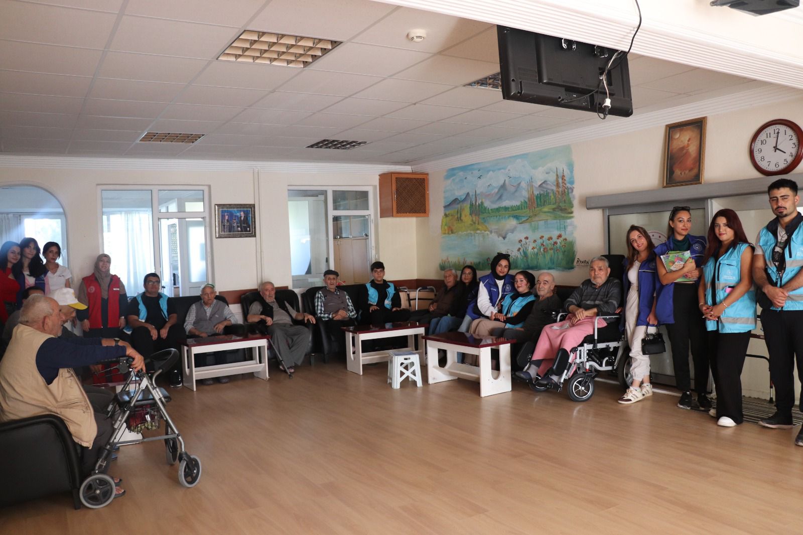 Yaslilar Gununde Gonullere Dokundular1