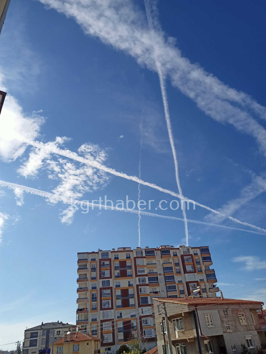 Gokyuzunde Izler Merak Konusu Oldu Spreyleme Mi Yapiliyor Iddiasi0