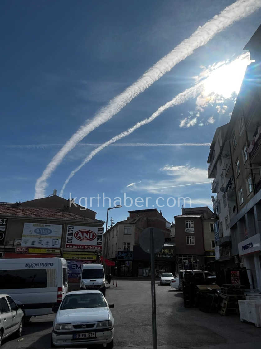 Gokyuzunde Izler Merak Konusu Oldu Spreyleme Mi Yapiliyor Iddiasi1