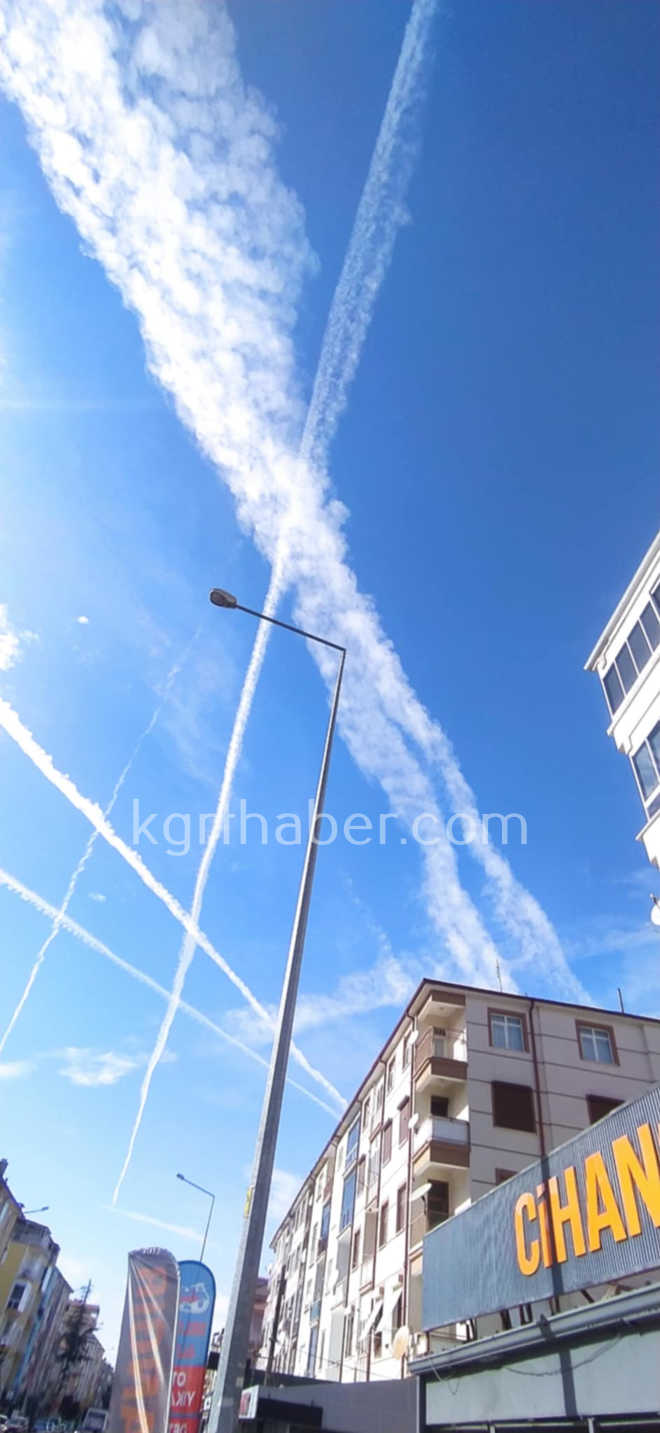 Gokyuzunde Izler Merak Konusu Oldu Spreyleme Mi Yapiliyor Iddiasi4