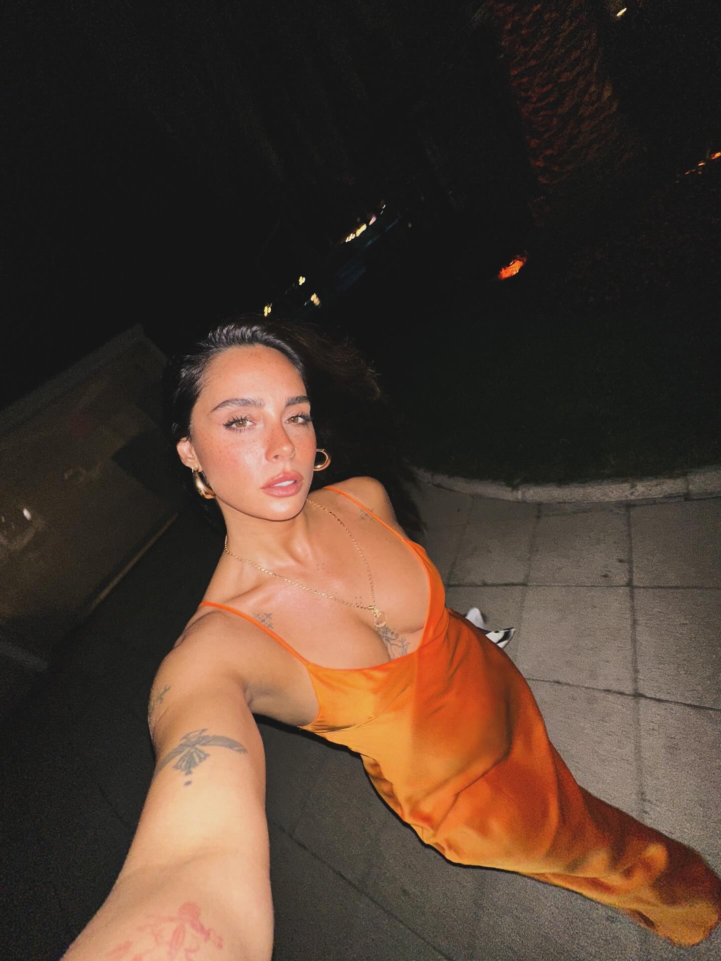 Hepsinin Yasemin Yuruku Telefonunu Kurtarmak Icin Denize Girdi (4)